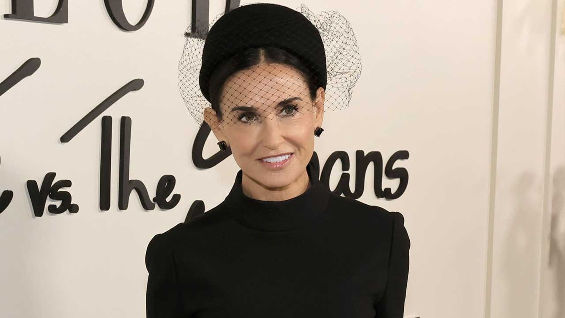 Demi Moore rejuvenece el tocado preferido de las 'royals' con su último peinado de invitada