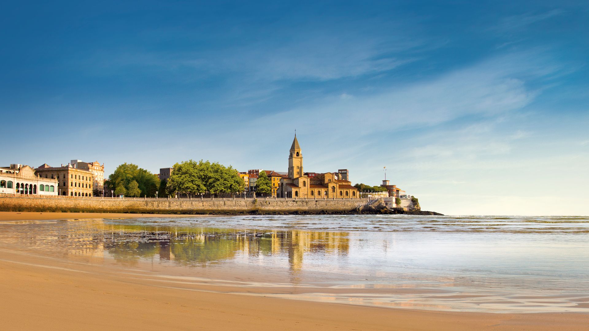 Asturias 2. Playa de San Lorenzo_Gijón_Amar Hernández y Arrontes & Barrera.