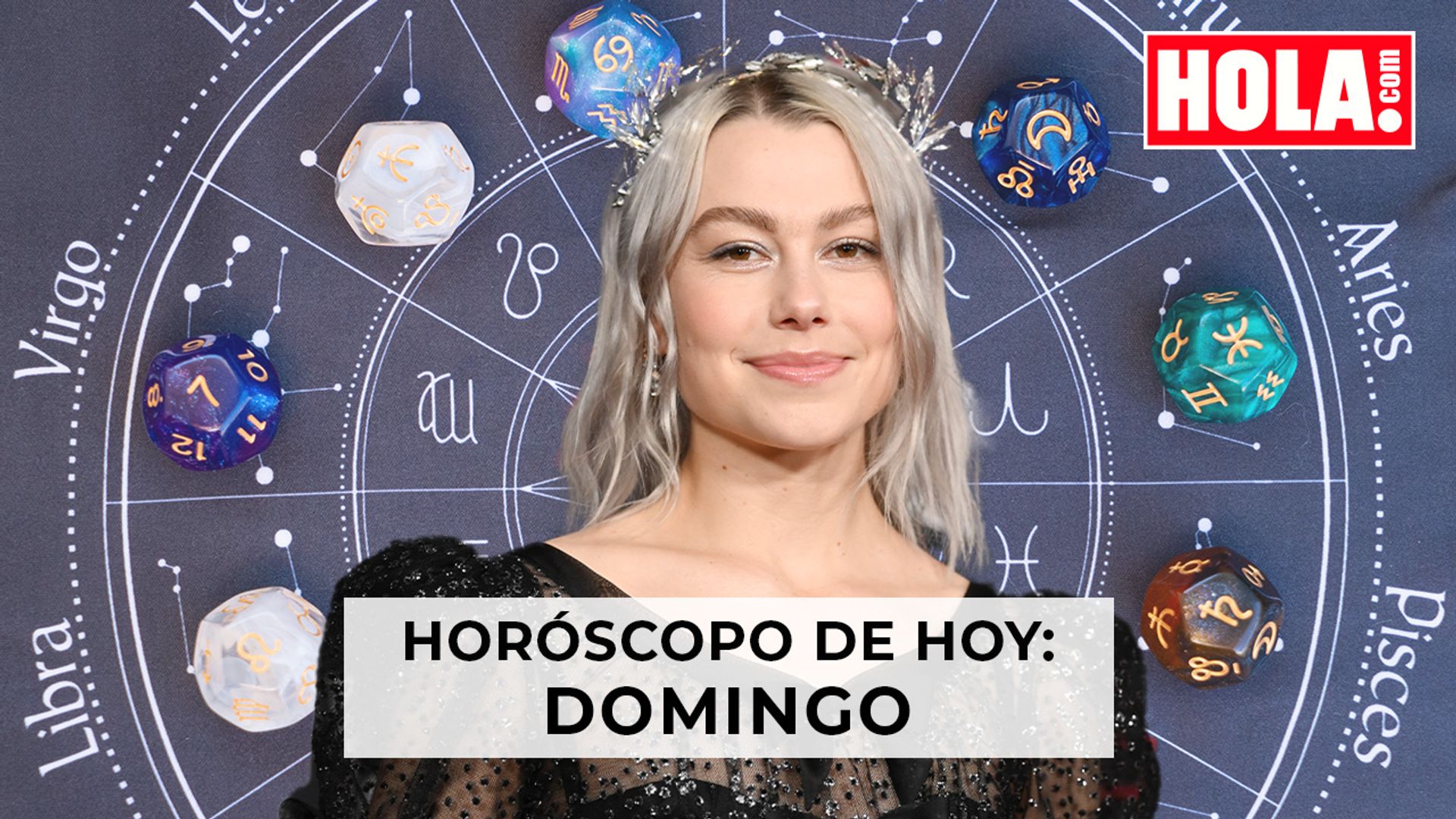 Phoebe Bridgers con la rueda del zodiaco detrás