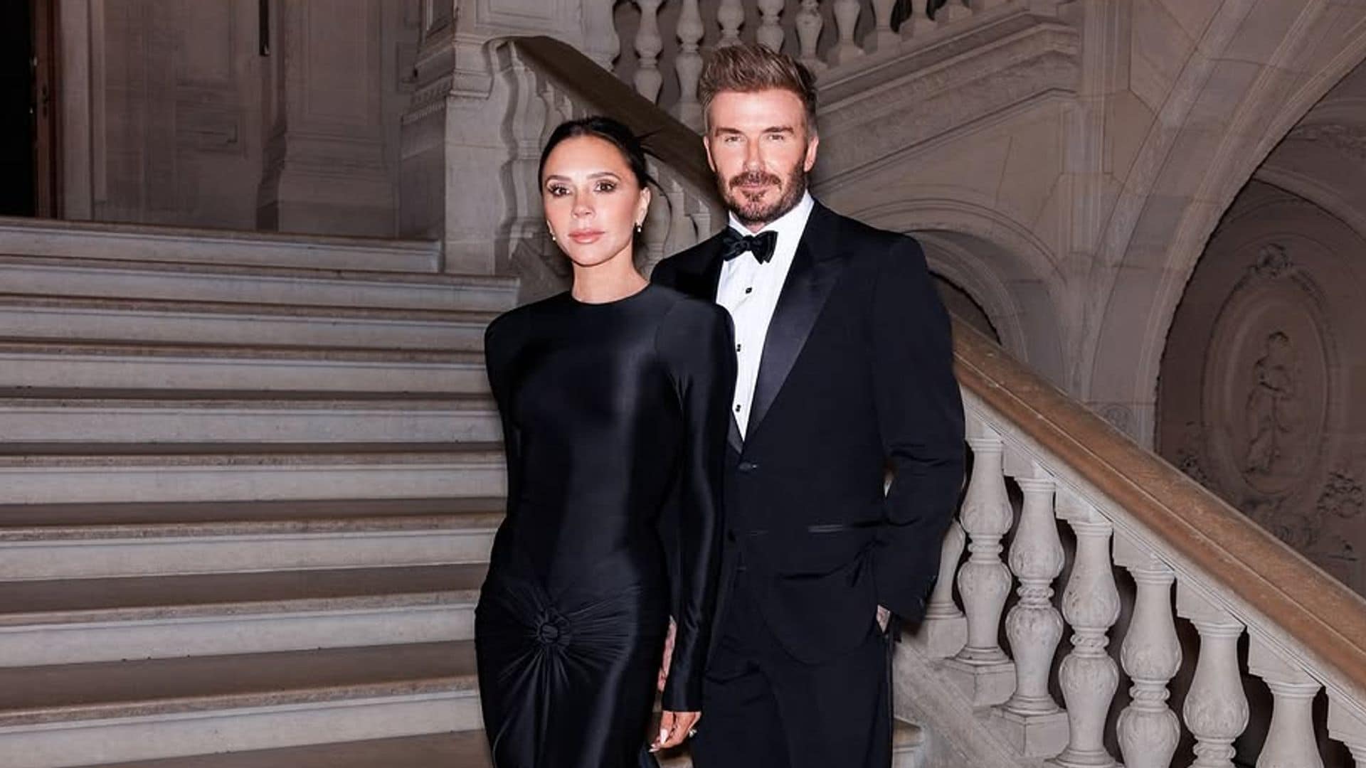 Victoria Beckham repite su vestido de invitada con truco en París: ¿por qué le gusta tanto?