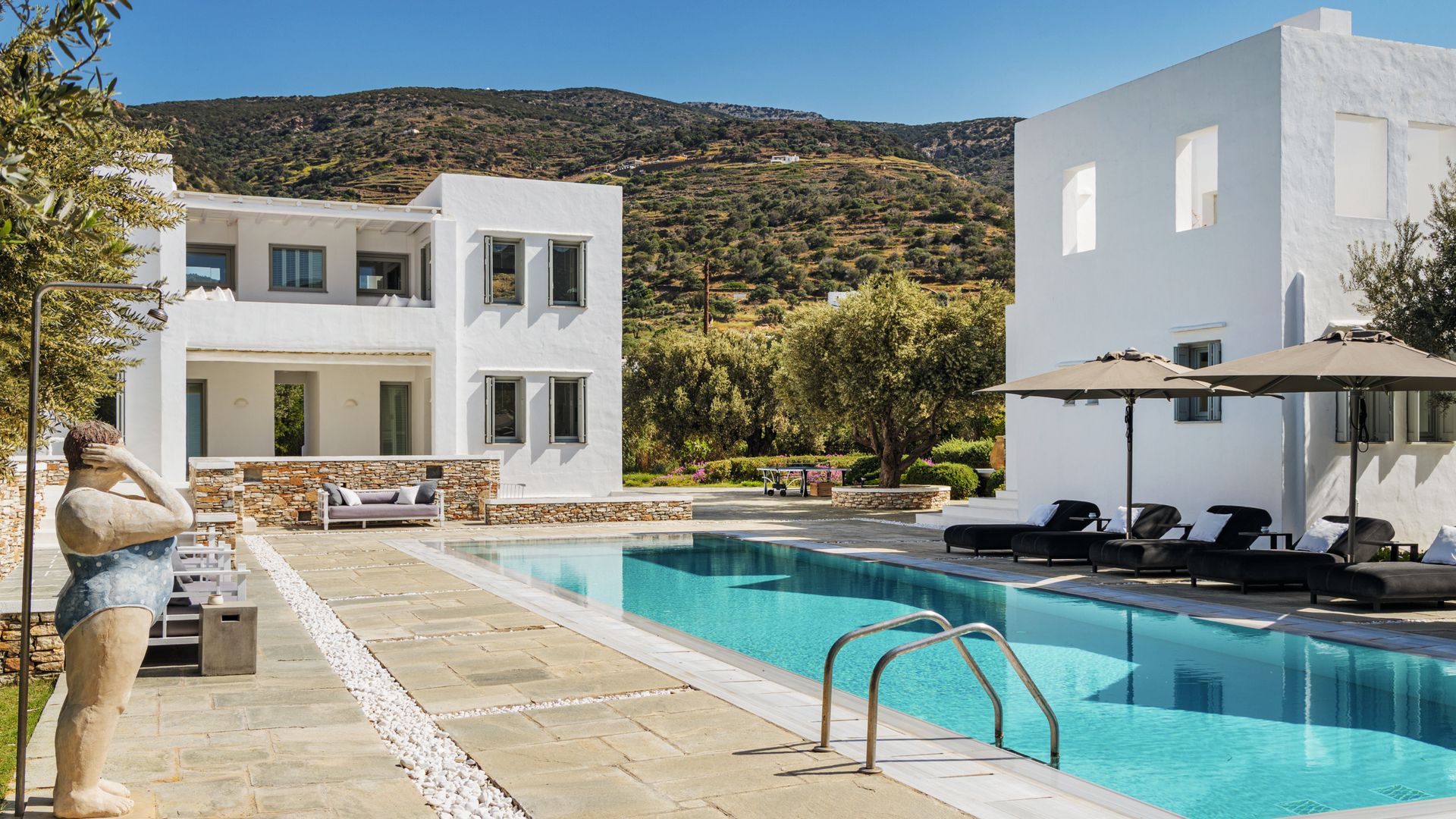 MARINA VERNICOS NOS INVITA A CONOCER SU IMPRESIONANTE CASA JUNTO AL MAR, EN LA ISLA DE SIFNOS, UNA DE LAS PERLAS DEL EGEO
