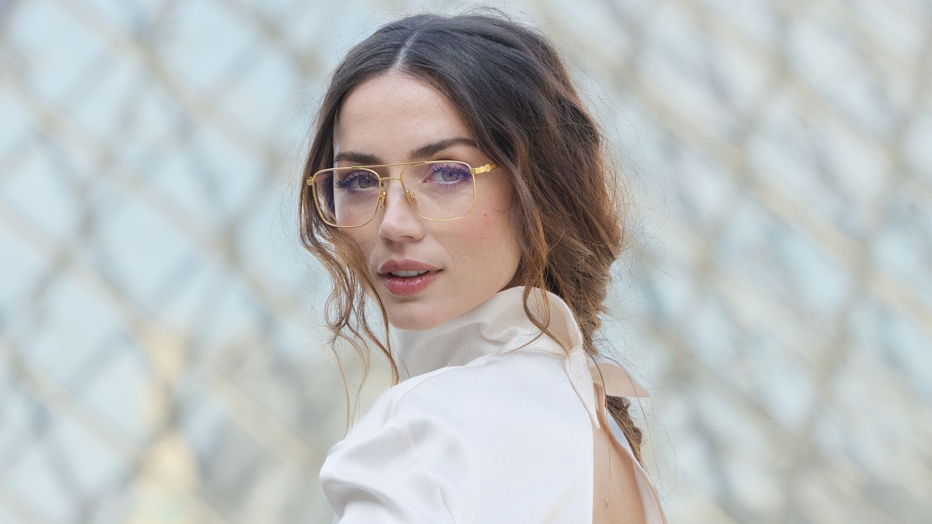 Ana de Armas deslumbra en París con una trenza "efecto frizz" y el maquillaje que querrás copiar si llevas gafas