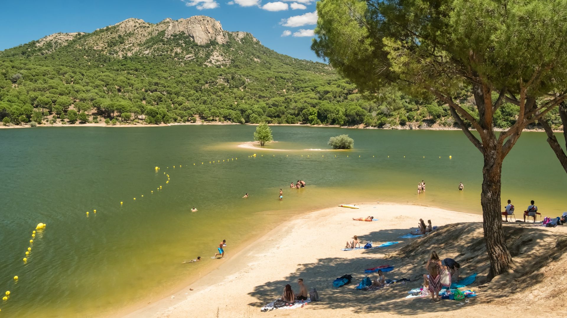Playa del embalse de San Juan en Madrid en verano