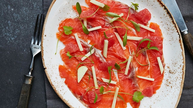 carpaccio de salmon ahumado con manzana y cilantro