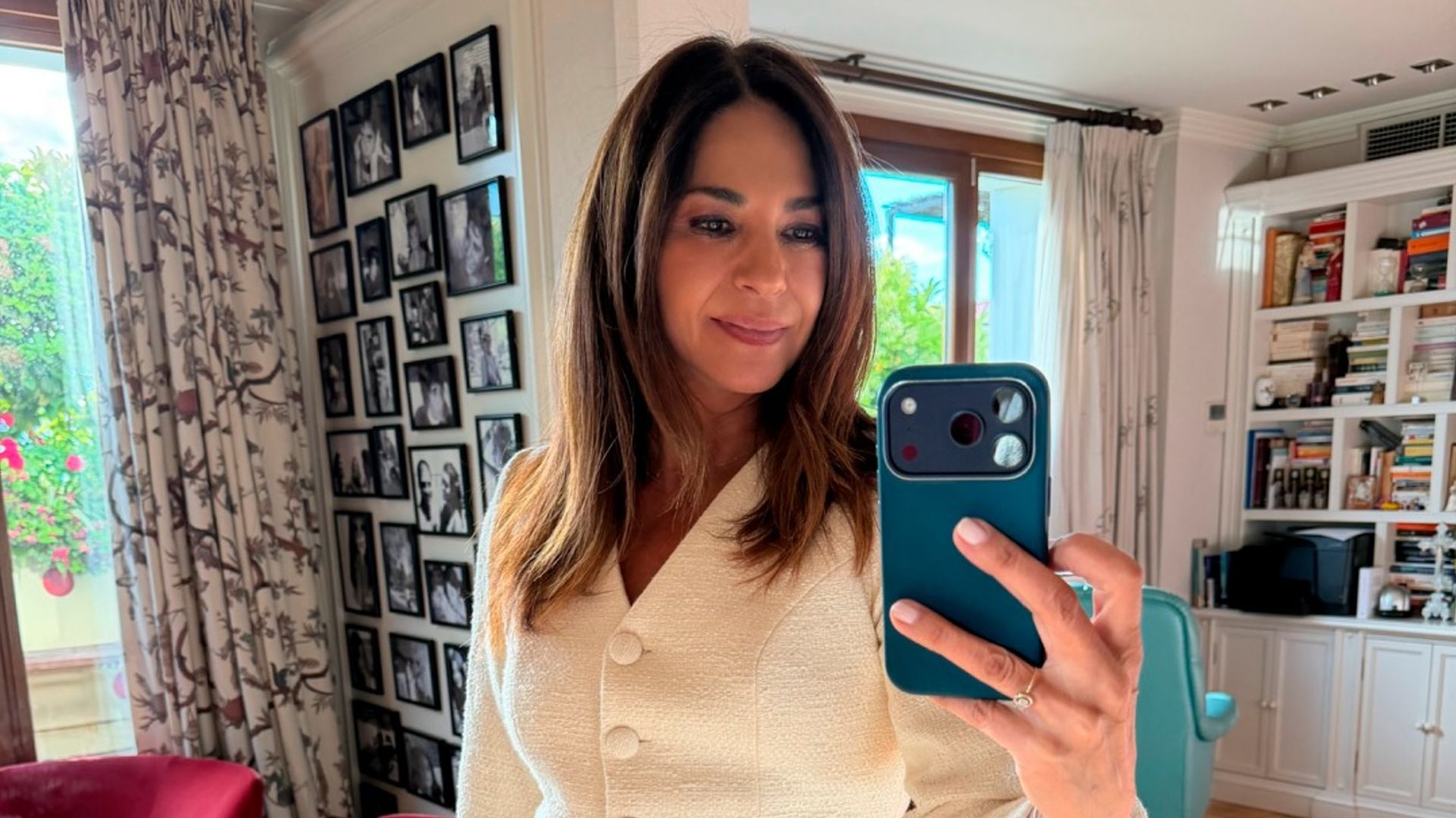 Mariló Montero, de blanco, con una chaqueta clásica de tweed.