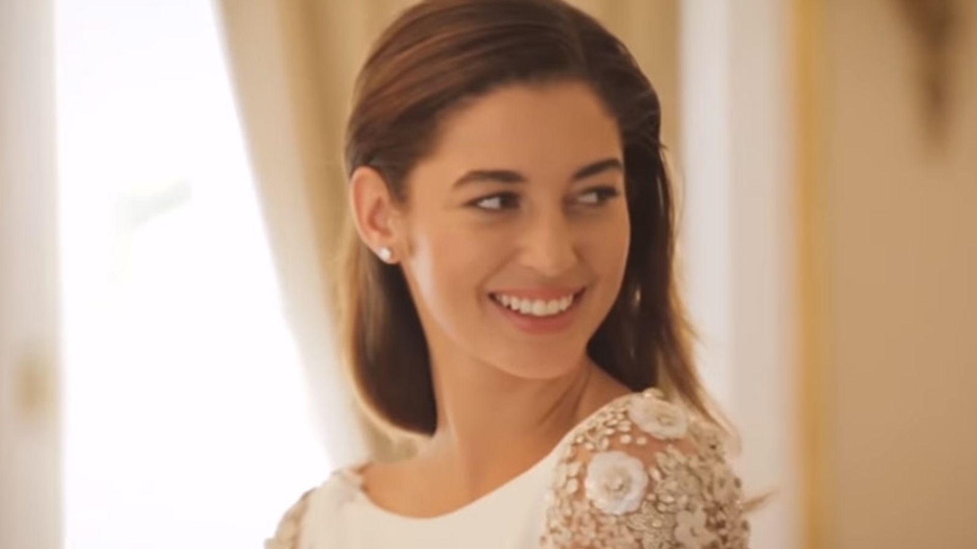 En ¡HOLA! Mariana Downing, la novia de Marc Anthony, posa con las nuevas propuestas 'bridal 2018'