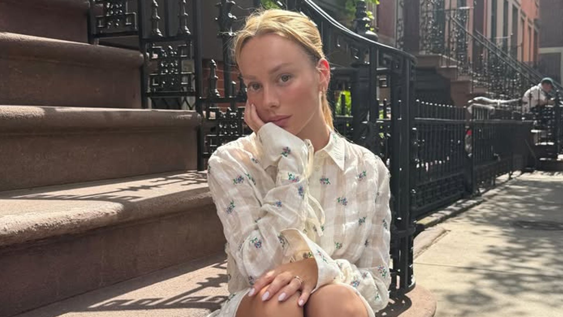 Ester Expósito deja atrás el estilo Y2K con el conjunto romá