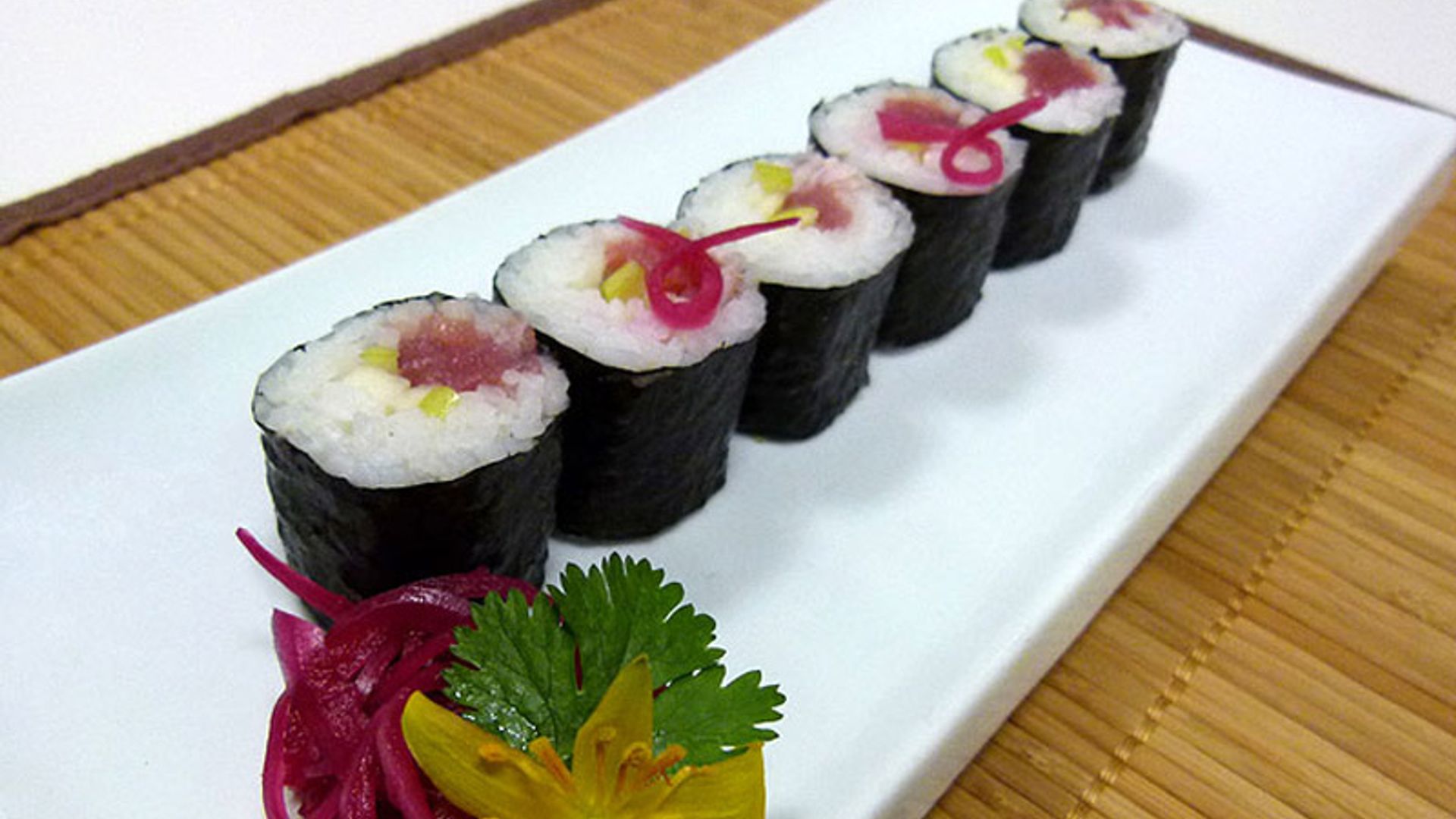Maki de atún, manzana verde y cebolla morada encurtida
