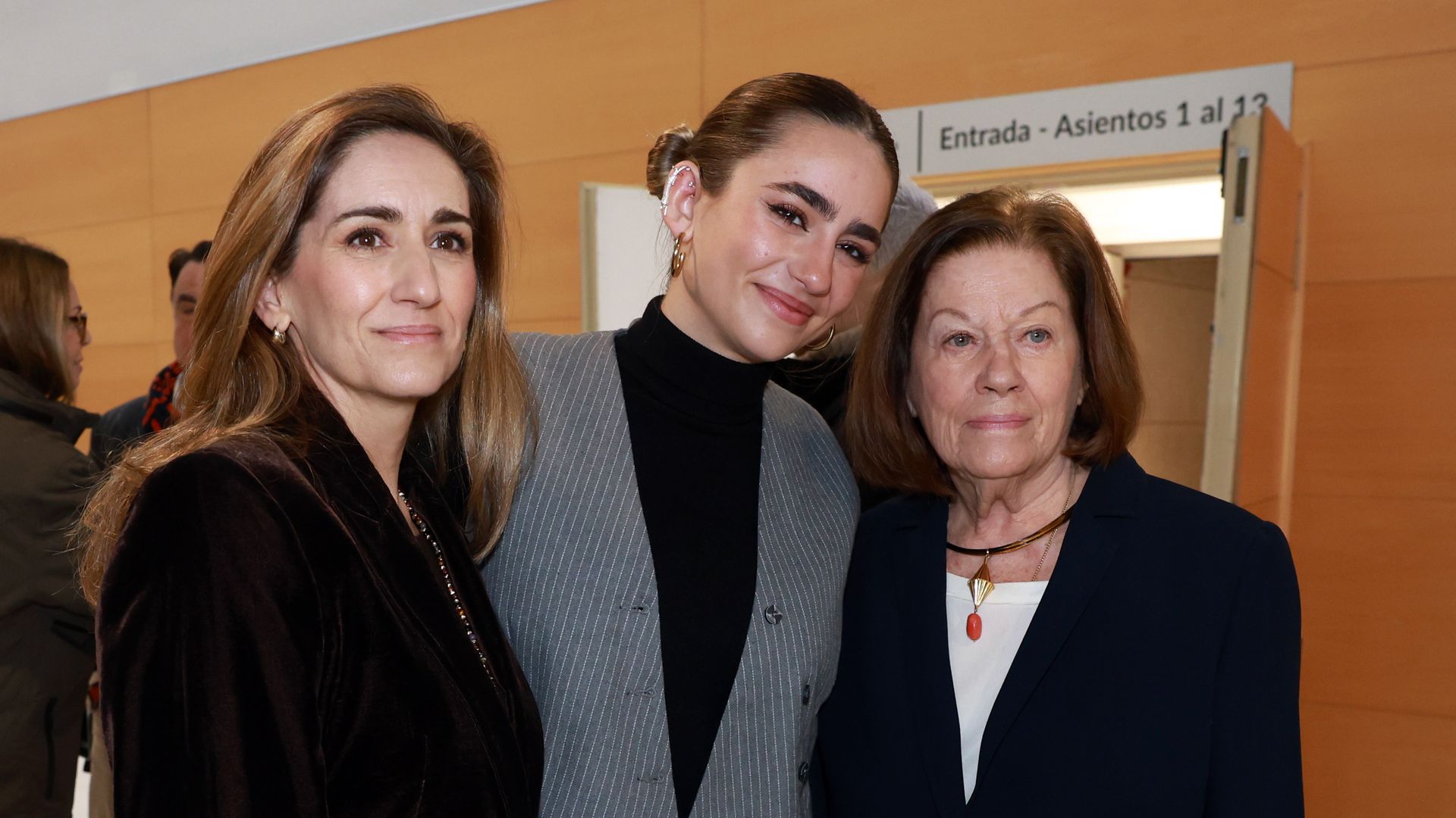 Alejandra Martos triunfa en el Museo Thyssen arropada por el gran orgullo de su vida, su guapísima hija Manuela de Arenzana