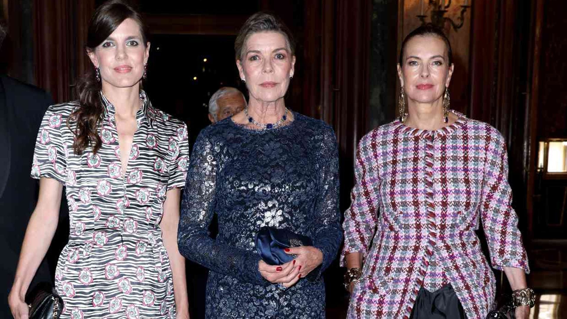 Carlota Casiraghi, noche solidaria y lección de estilo en la ópera con su marido, su madre y su suegra