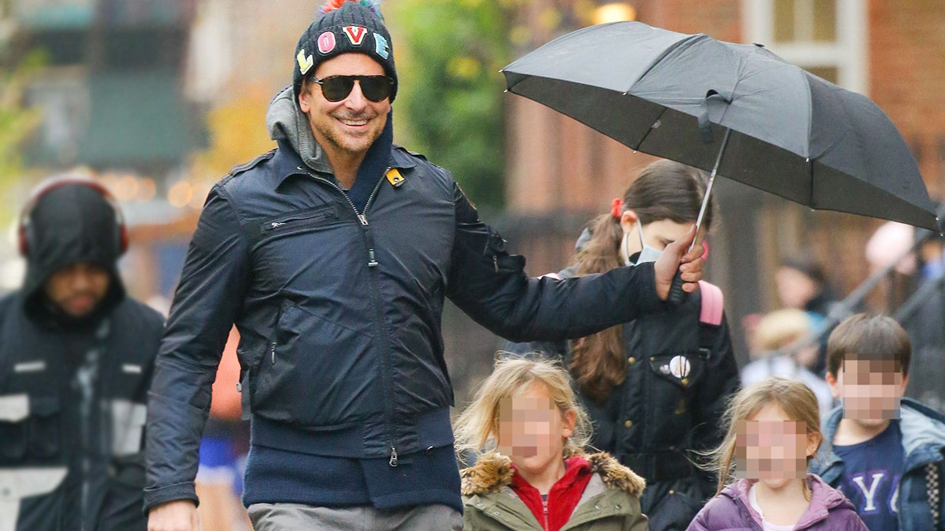 Bradley Cooper, el 'salvador' con paraguas de Lea y sus amigos