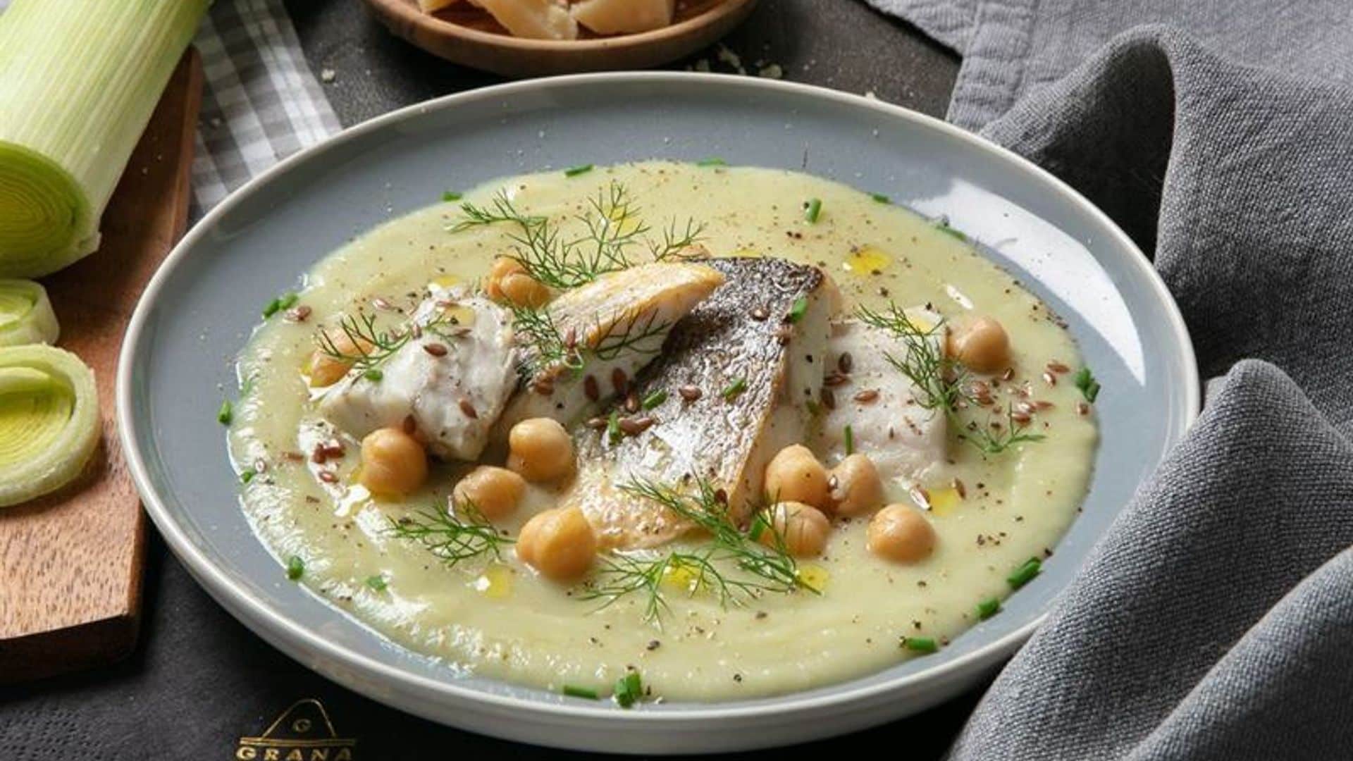 Lubina braseada sobre crema de puerros con hinojo