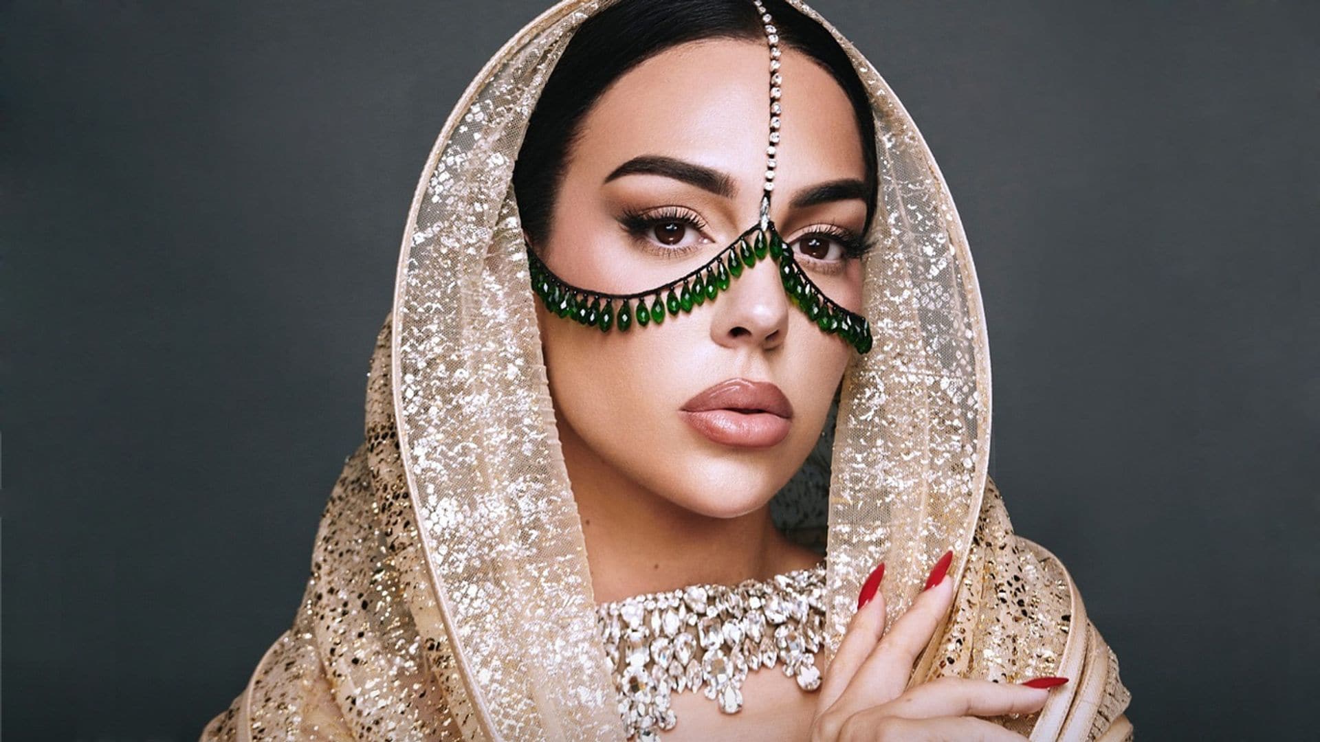 Georgina Rodríguez posa así de espectacular, ¡como modelo de lentillas!