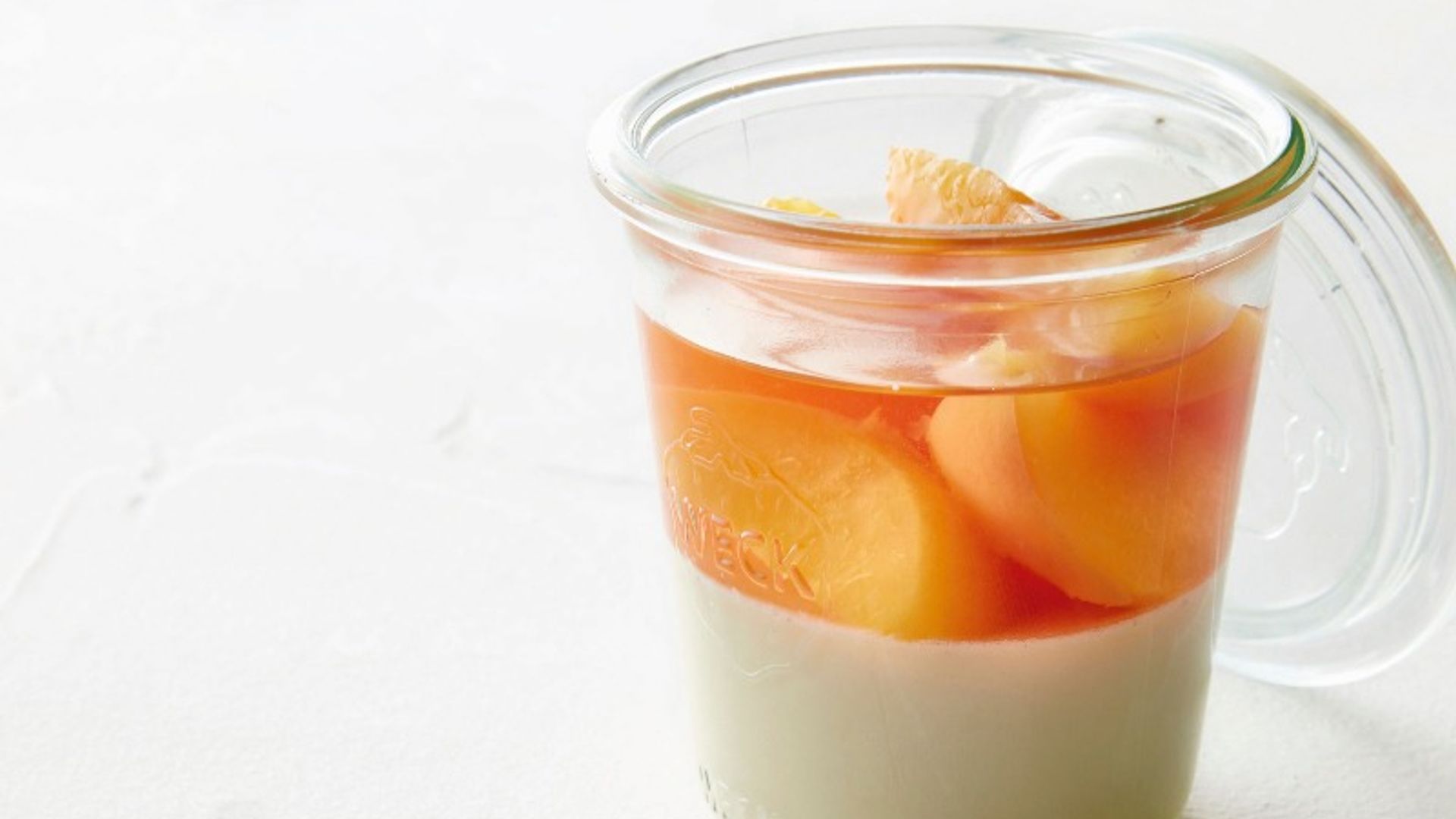 'Panna Cotta' con nectarinas en almíbar
