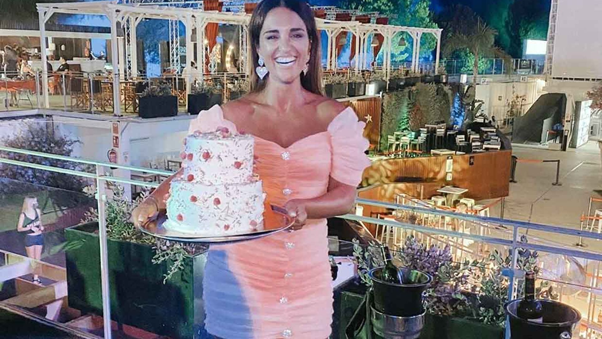 Música en directo, una gran tarta y muchas sorpresas en el 43 cumpleaños de Paula Echevarría