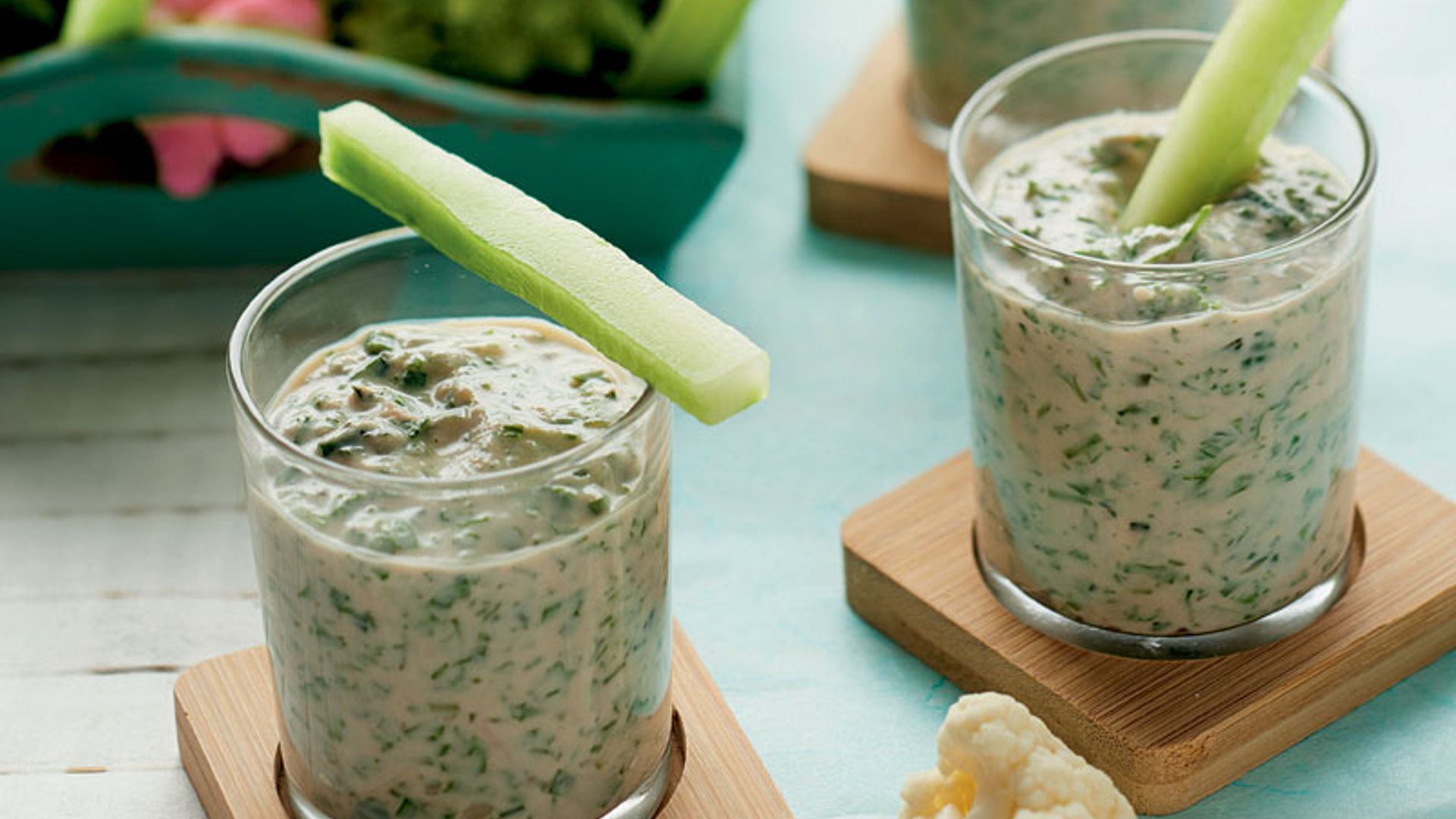 Crema de verduras con bastones de pepino