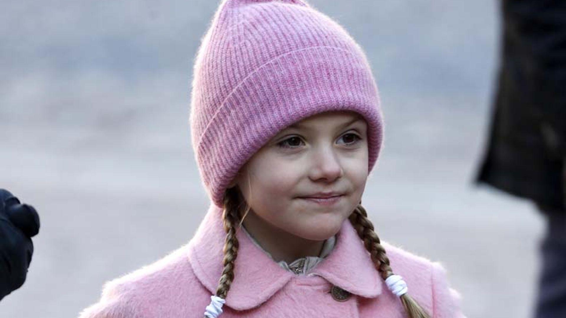 Estelle de Suecia se rompe una pierna mientras esquiaba con su familia en los Alpes