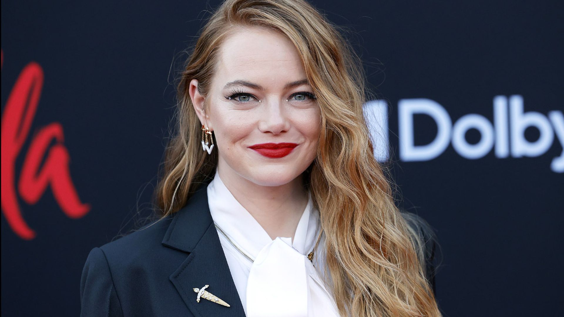 De Emma Stone a Jennifer Aniston: el traje que nunca falla a los 20, 30, 40...