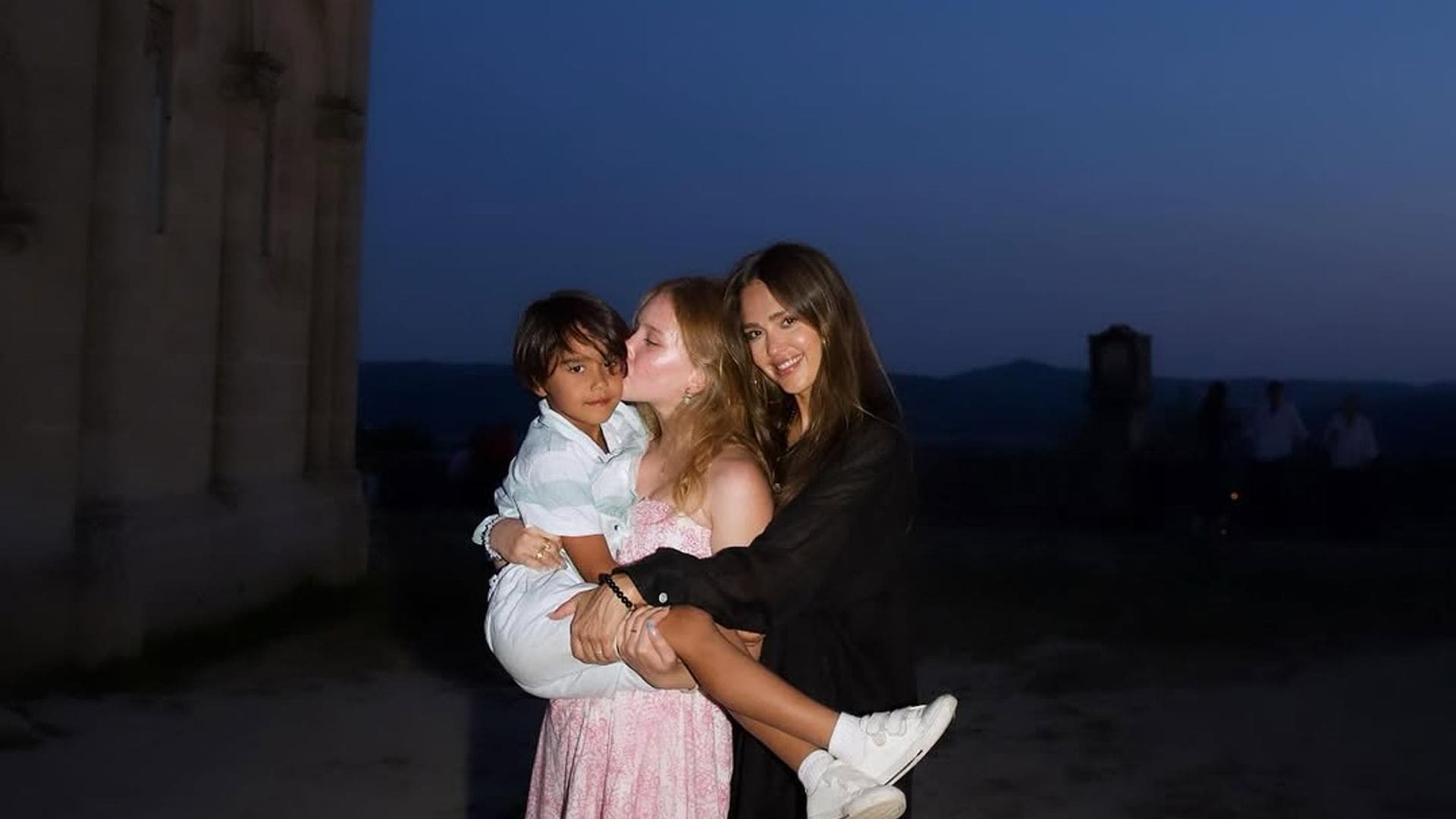 Jessica Alba disfruta de unas vacaciones junto a sus hijos y presume su figura en bikini