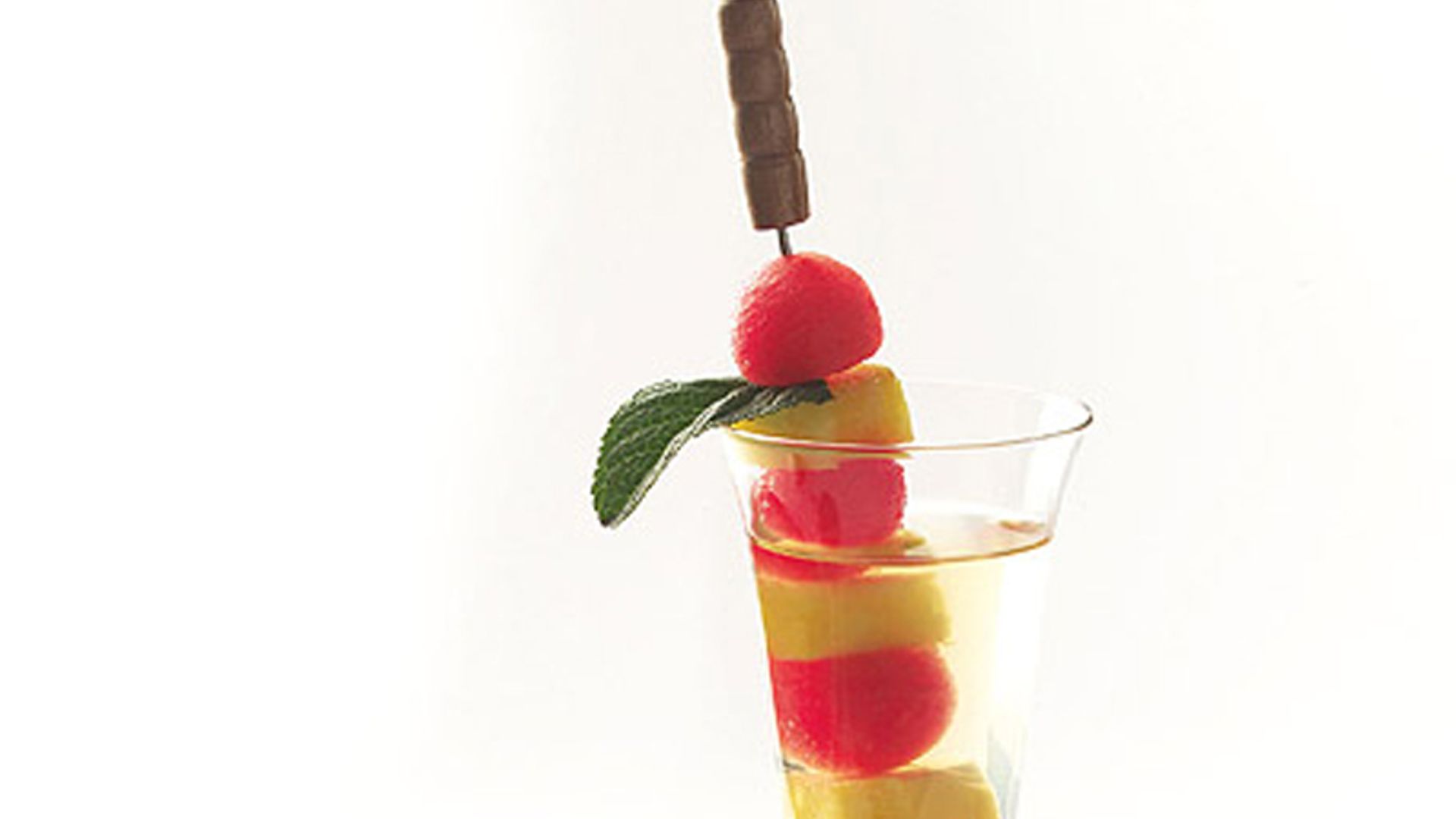 Brochetas de sandía y piña con té blanco