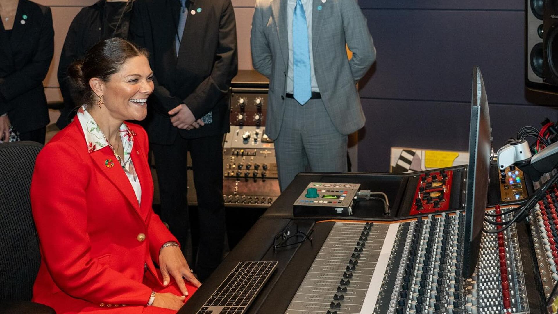 Victoria de Suecia y la reina Letizia: un traje rojo y 10.000 kilómetros de distancia
