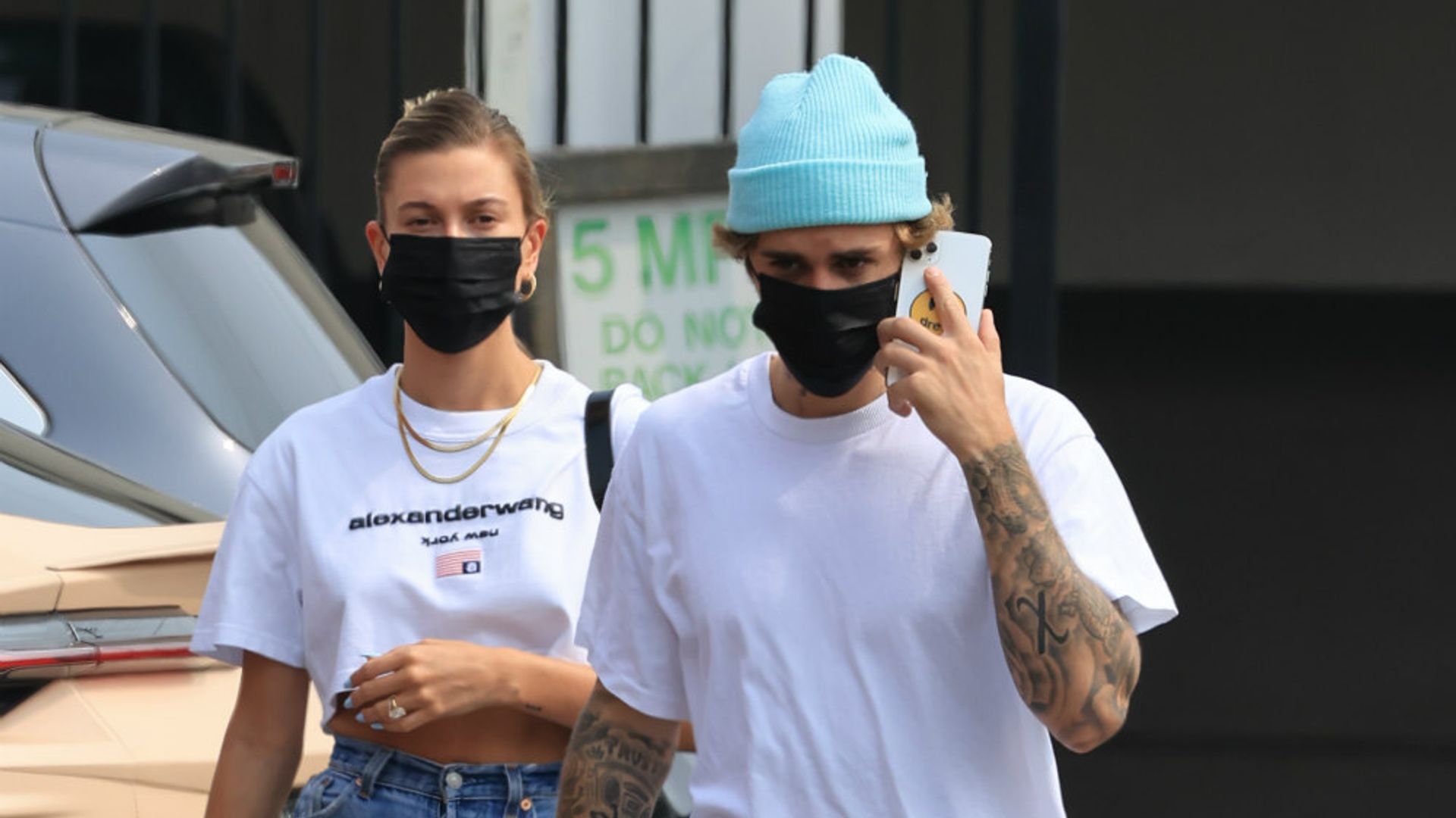 Primero fue Victoria Beckham y ahora, Hailey Baldwin: vuelven los pantalones 'split'