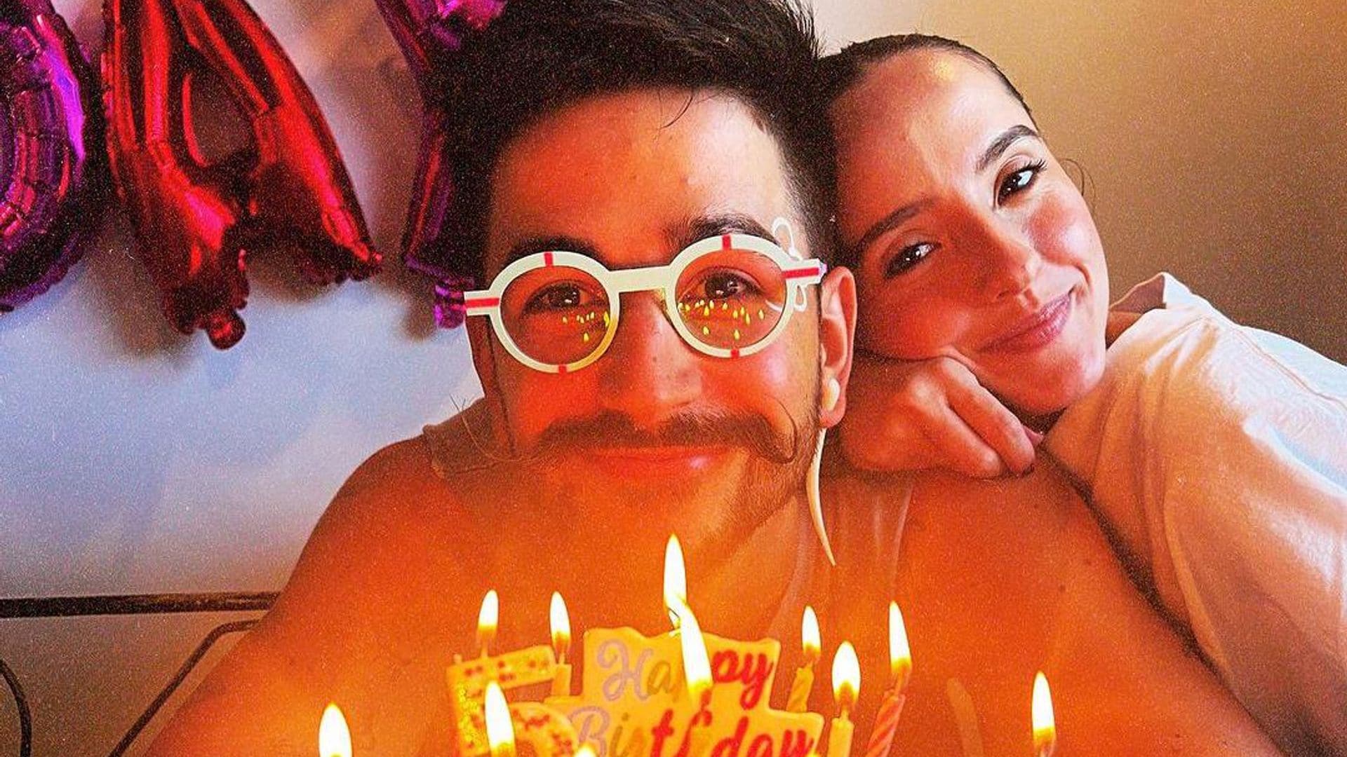 Camilo celebra emocionado los cinco años de ‘La Tribu’ con un pastel hecho por Evaluna