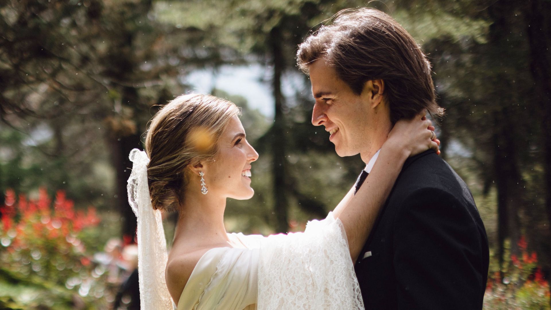 Llevó un vestido de novia bohemio creado por su cuñada y se casó en un palacete del siglo XIX: la boda de Paula en Madrid
