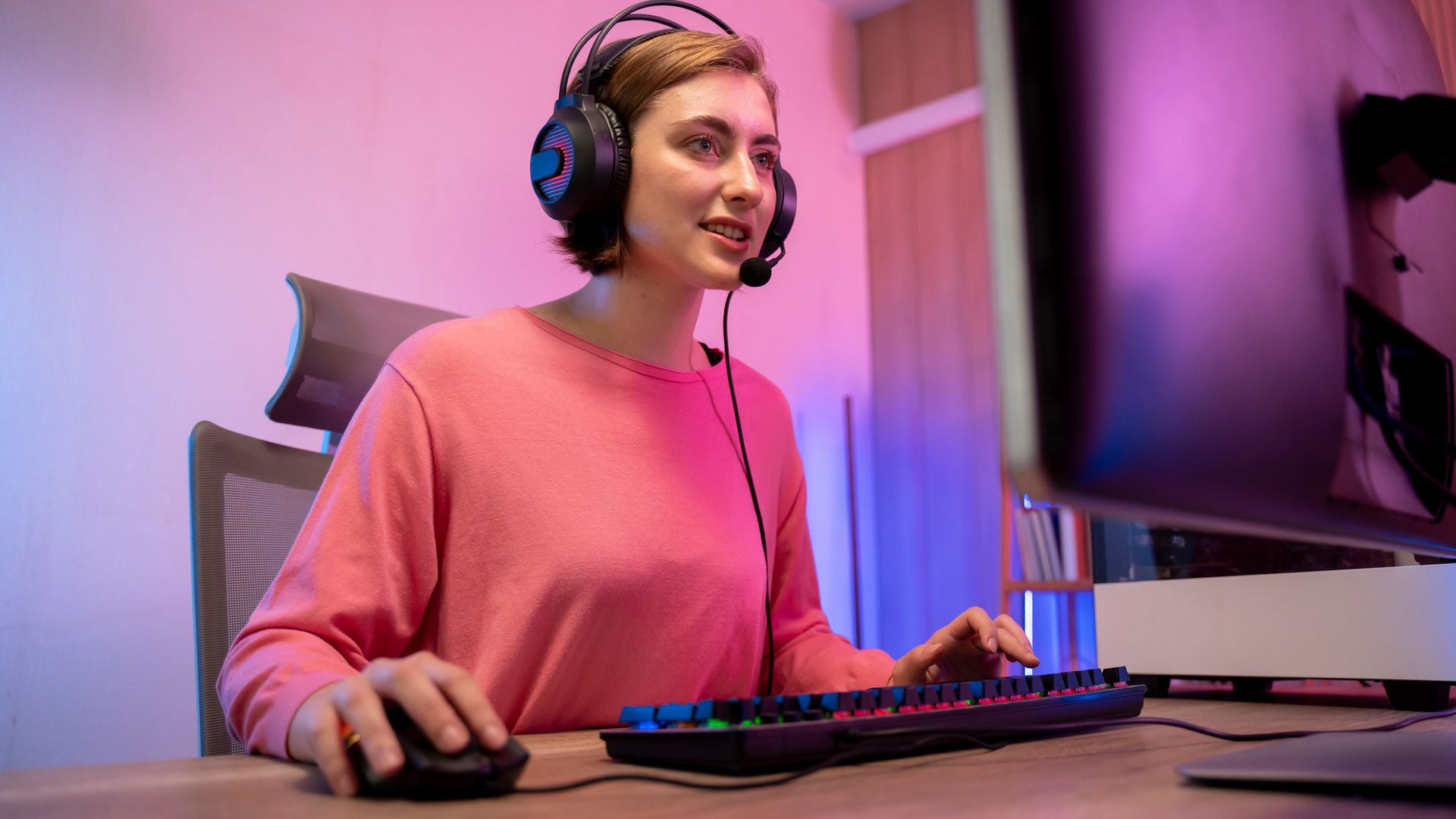 Una mujer jugando online