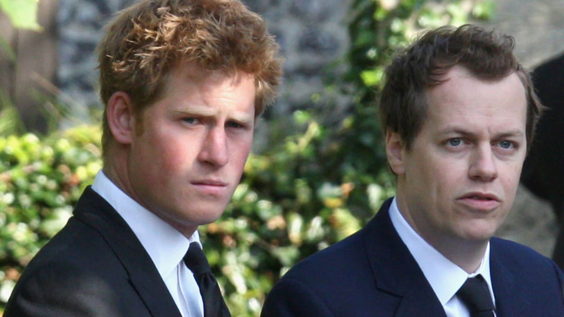 El hijo de Camilla responde a los dardos que el príncipe Harry lanzó sobre su madre en su biografía