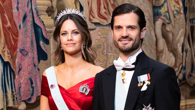 Plano medio de Carlos Felipe y Sofía de Suecia en un banquete