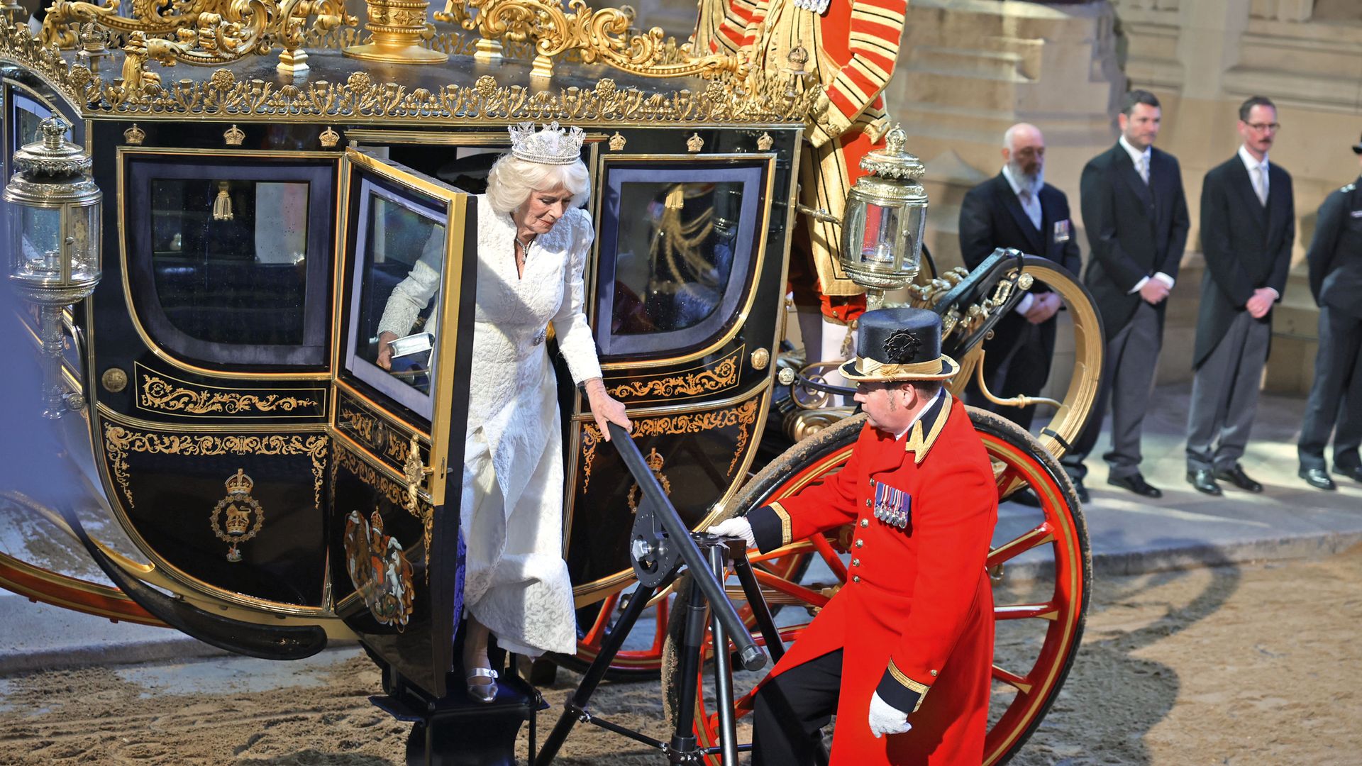 La reina Camilla bajando del carruaje a su llegada al acto oficial