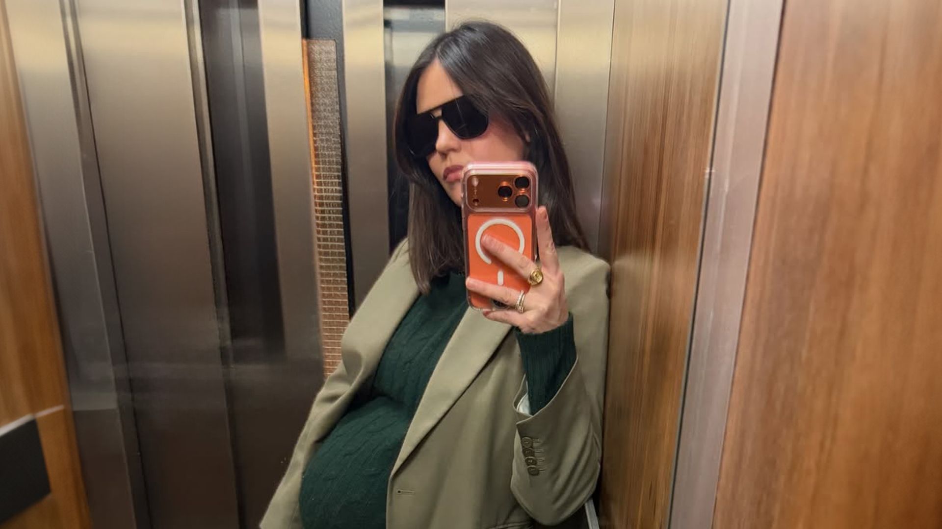 El manual de estilo premamá de Isabelle Junot: 5 looks con zapato plano para sobrevivir a la semana con elegancia