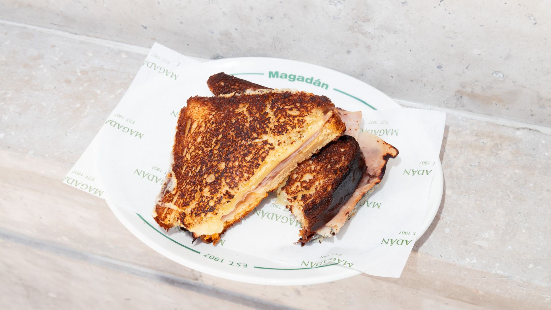 Kiosko de Magadán en Madrid, bikini jamón y queso