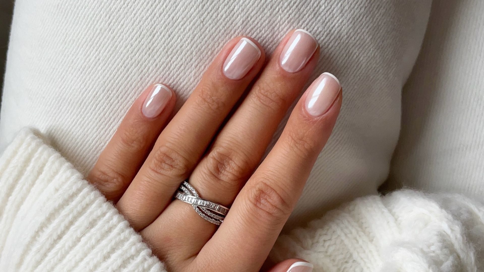12 manicuras ‘baby chrome’, las uñas tornasoladas que sí son elegantes