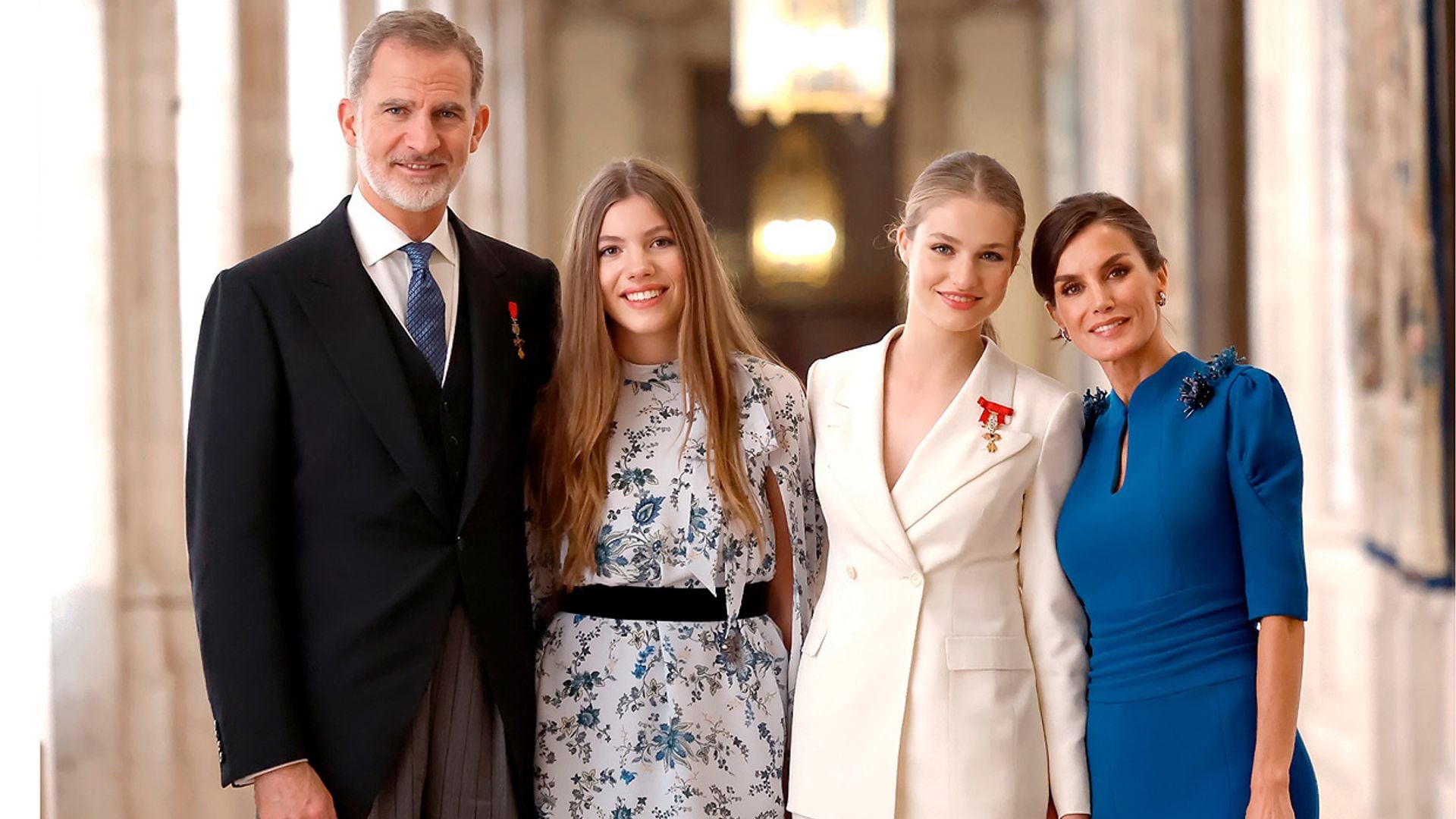 Los Reyes y sus hijas felicitan la Navidad con esta fotografía inédita de una jornada histórica para Leonor