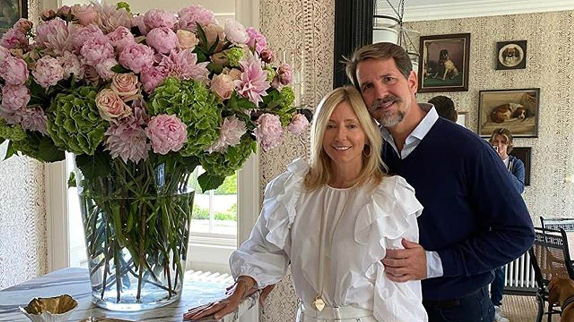 Con muchas flores y declaración de amor: así celebran Pablo y Marie-Chantal de Grecia sus bodas de plata