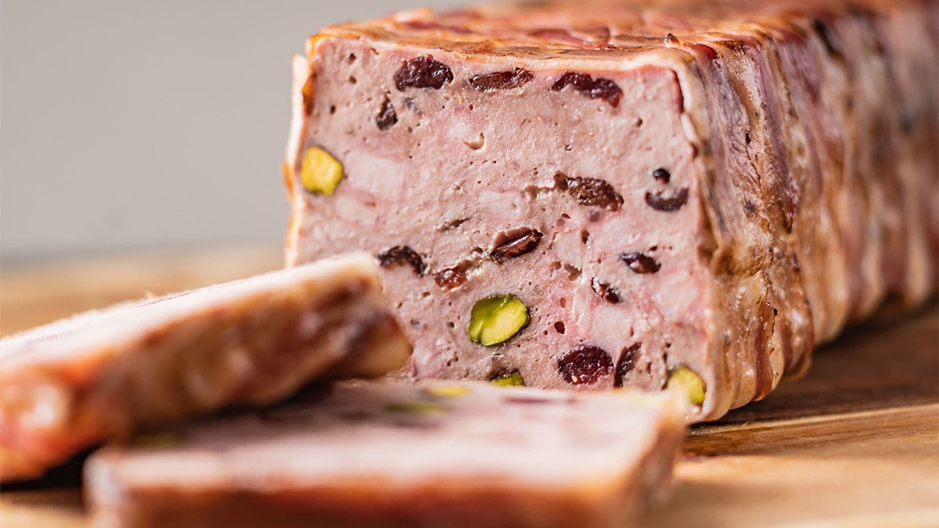 Terrina de pollo con pasas y pistachos
