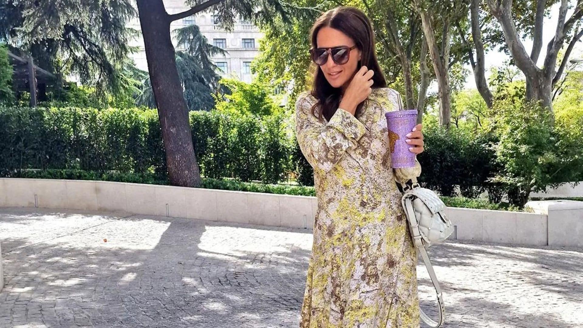 Las dos claves de Paula Echevarría para seguir llevando vestidos de flores estos meses