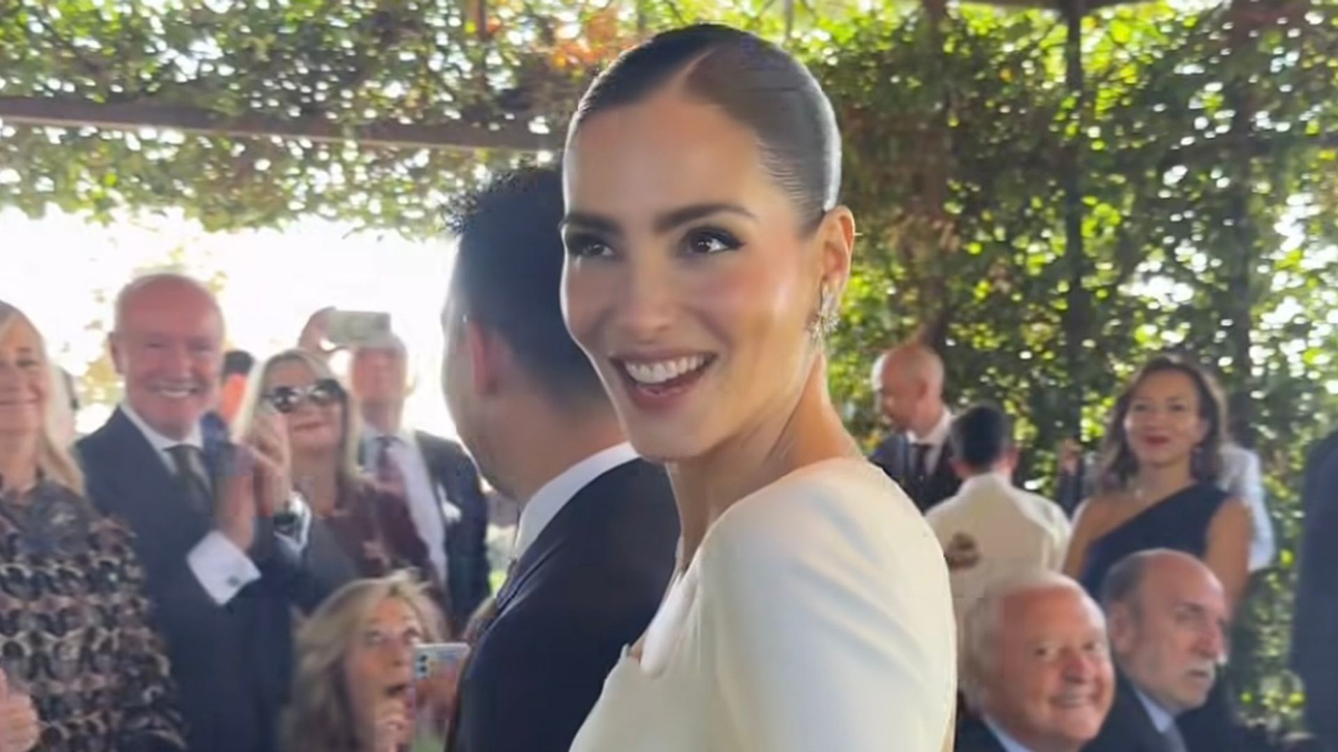 Andrea Duro vestida de novia a su entrada en la ceremonia