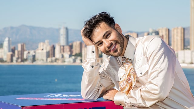 Plano medio de Agoney posando con el cartel del Benidorm Fest 2023