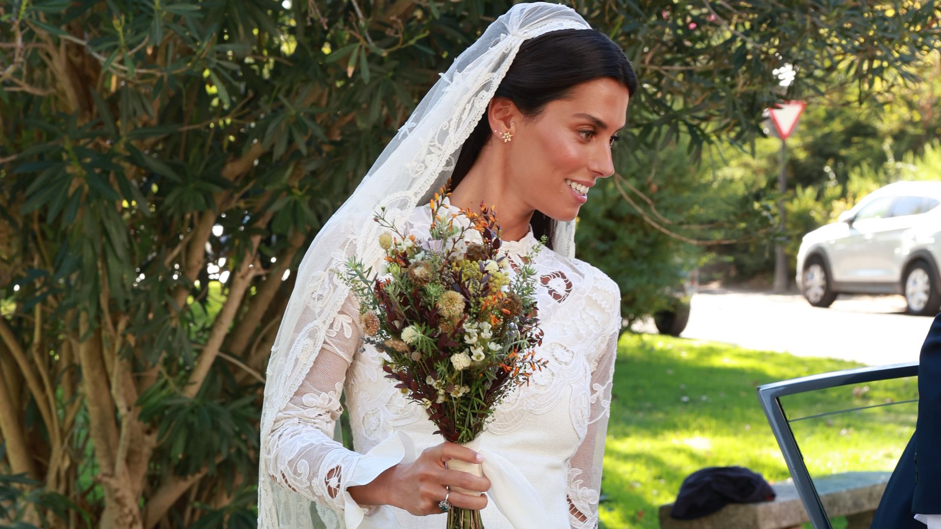 Andrea García apuesta por un vestido con encajes y velo del siglo XVII para su boda con Jaime Martínez-Bordiú