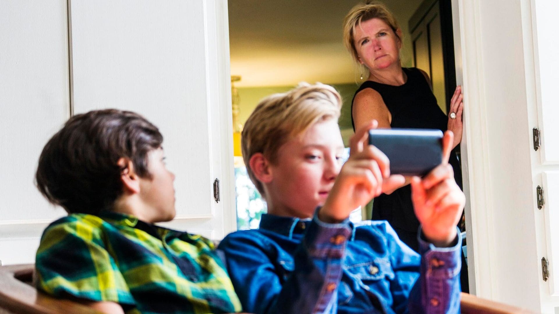 ¿Es legítimo que los padres revisen el móvil de sus hijos?