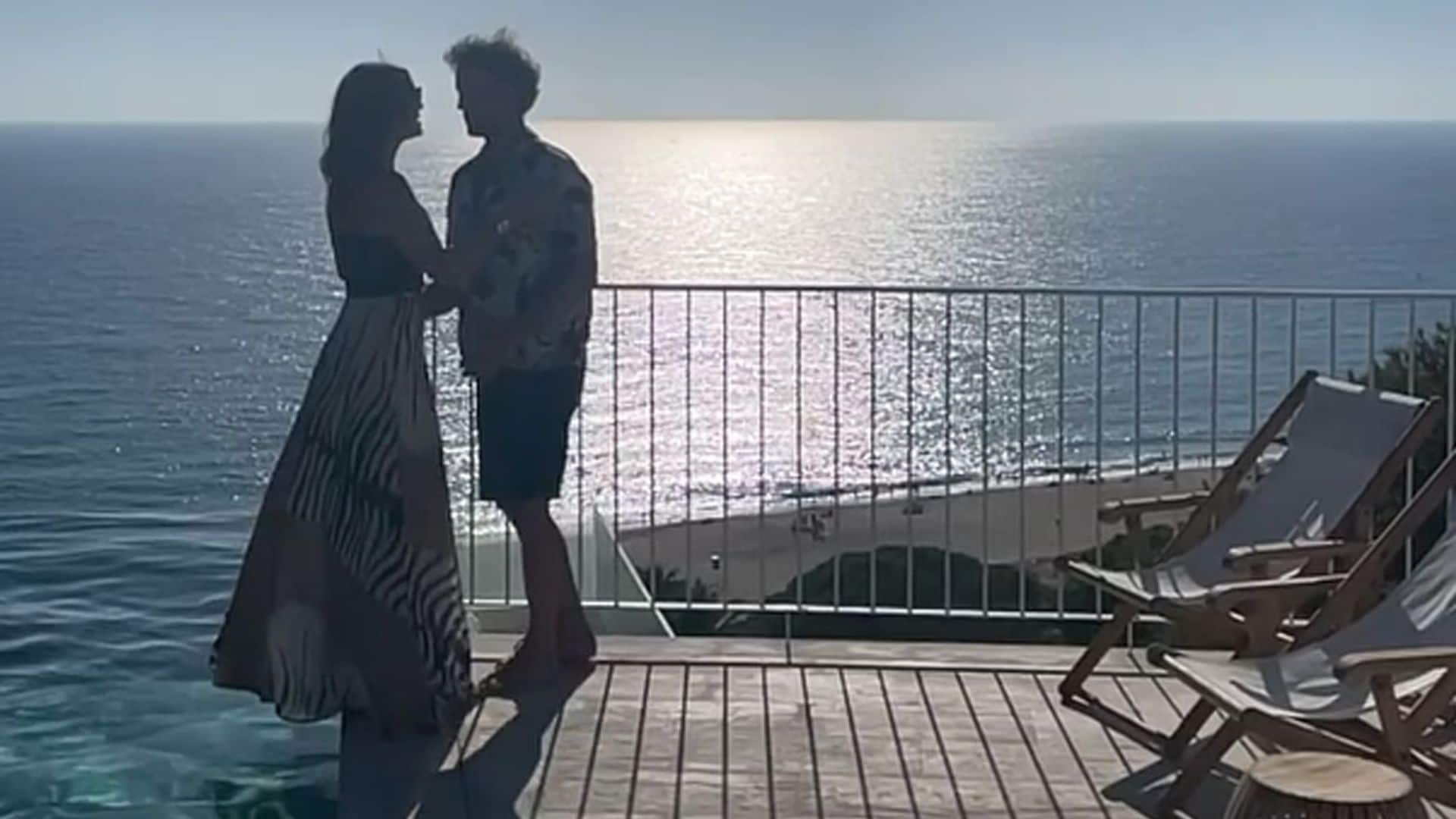 El apasionado beso de María José Suárez y Álvaro Muñoz Escassi con chapuzón incluido