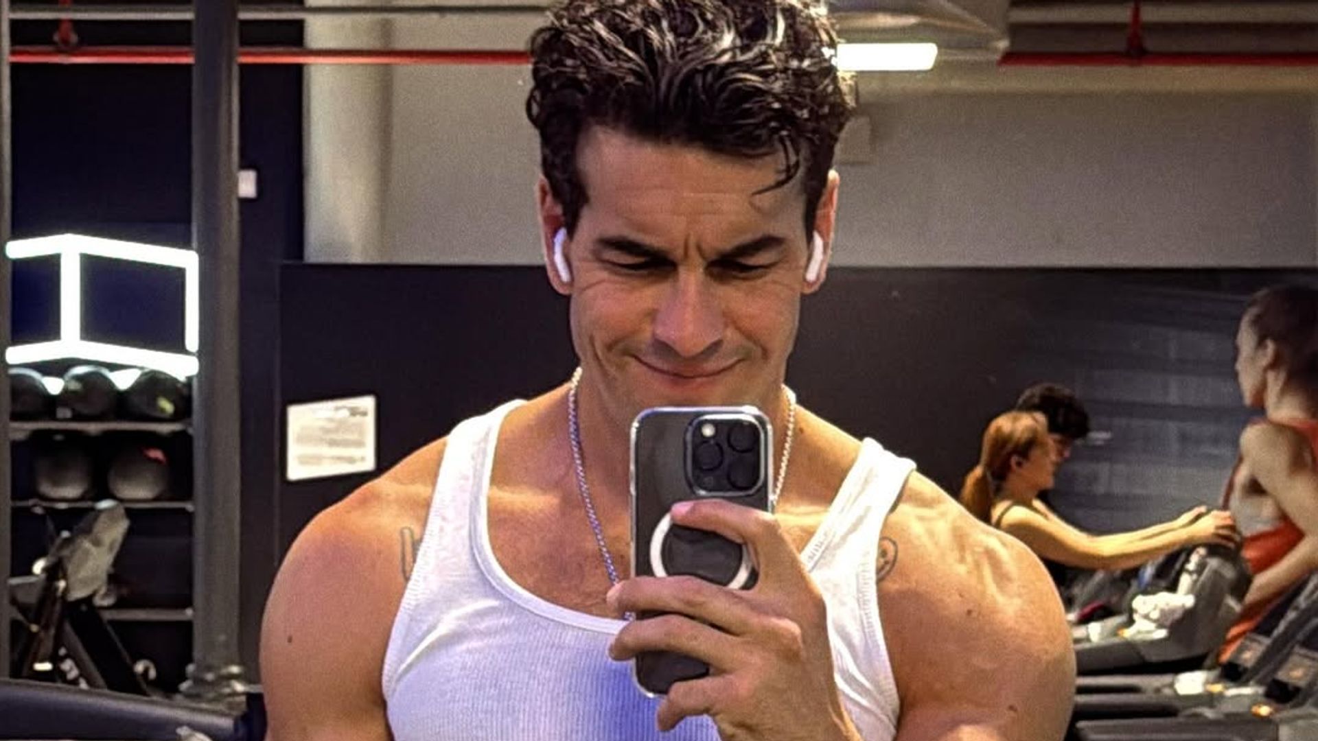 El "momento Troya" de Mario Casas: Sheila compara los abdominales de su hermano con Brad Pitt