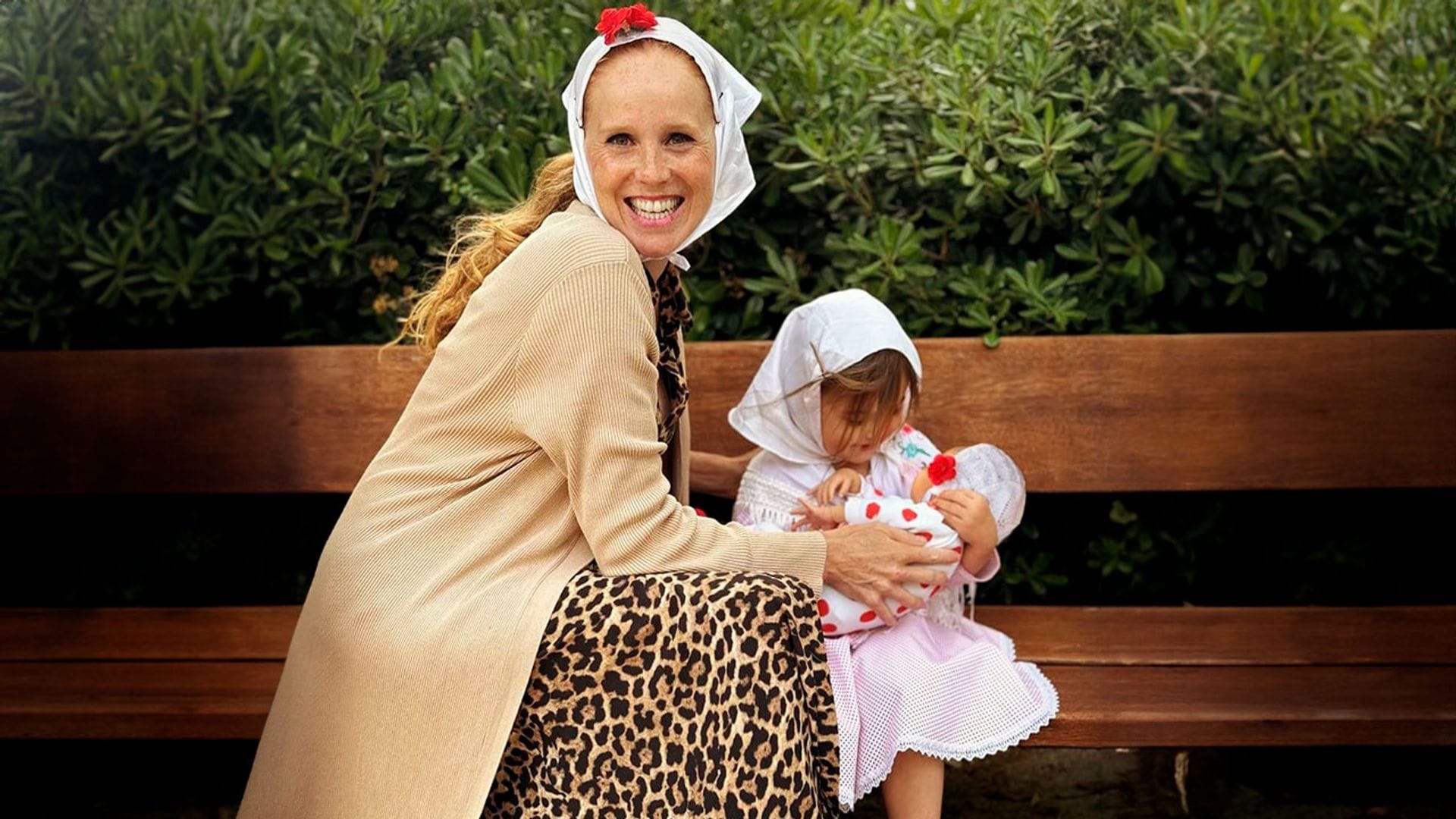 María Castro se derrite con su hija Emma, de un mes, convertida en una 'minichulapa' por San Isidro