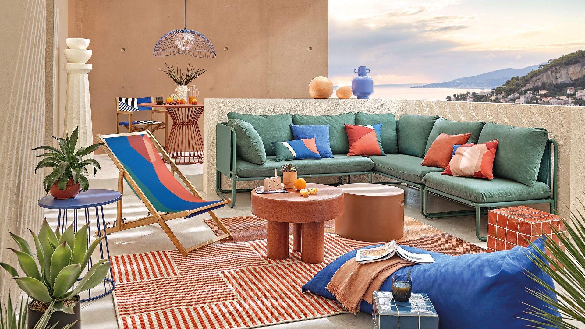 Terraza decorada con muebles de exterior en color