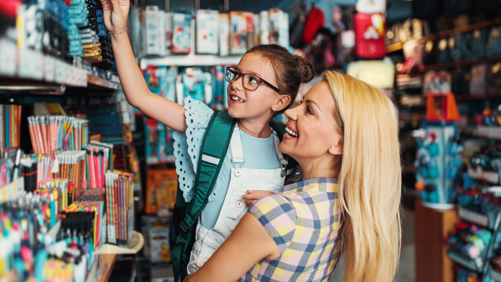 Madre e hija en una tienda de papelería comprando cosas para la vuelta al cole