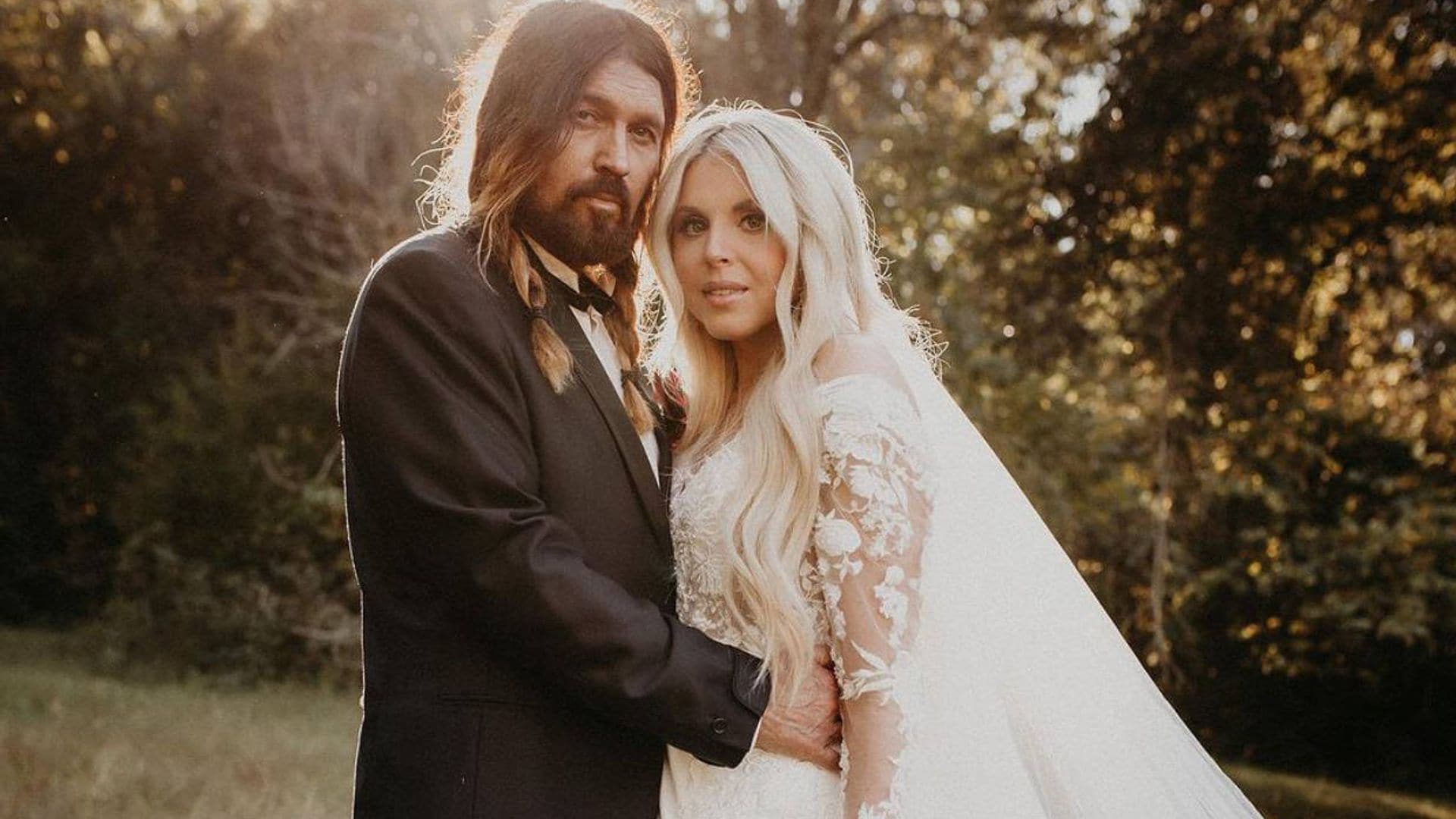 Las imágenes de la romántica boda del padre de Miley Cyrus con su prometida, Firerose