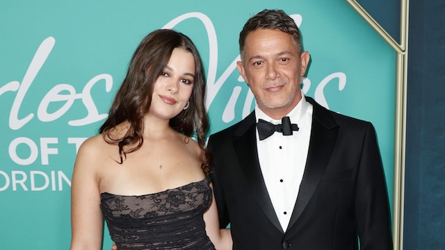 Plano entero de Alejandro Sanz posando con su hija Manuela en el photocall